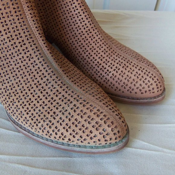 Vince Camuto Tan Perforated Leather Booties sz 7.5 - Picture 8 of 14